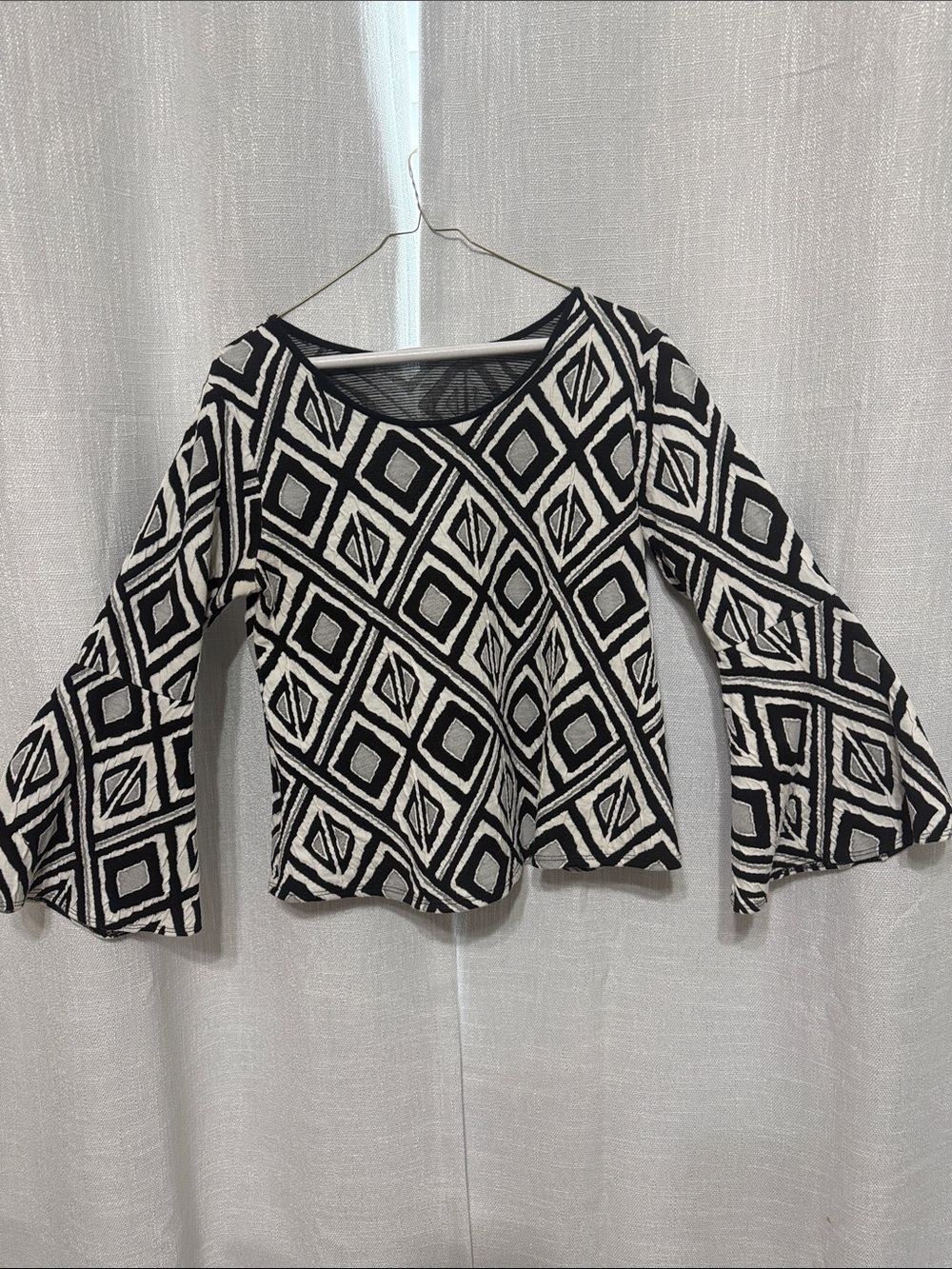 Lula 23 medium Black & White Geometric Long-Sleeve Women's Top